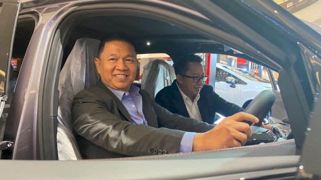 Operation Director Tridaya Prisma Motor, Permana Razzy (kemeja biru). (Foto: Gita/HN)