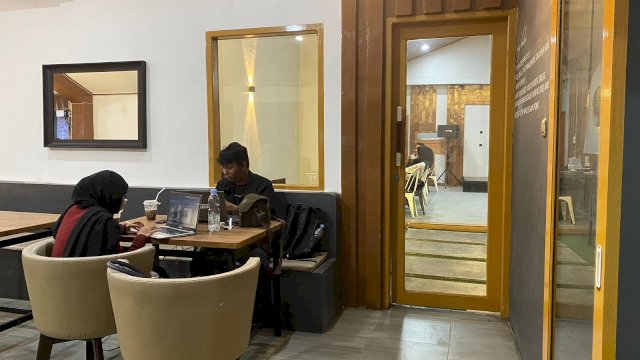 Nugas di Cafe Lancar Berkat Jaringan Tri yang Anti Lemot