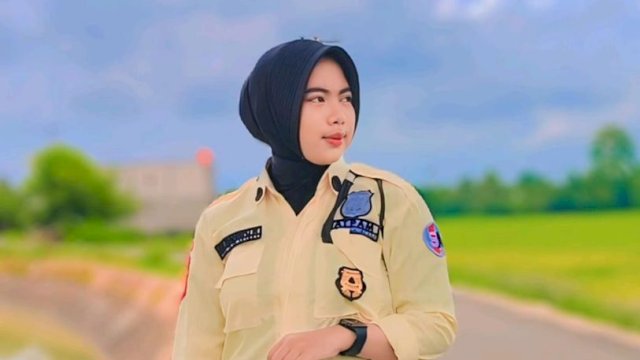 Sri Rahayu, seorang perempuan yang berprofesi sebagai security salah satu perusahaan di Makassar. (Foto: Gita/HN)