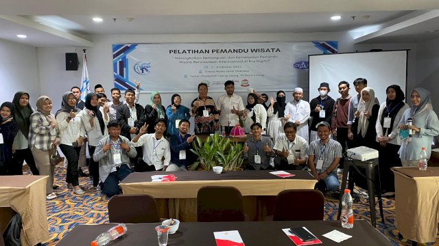 Pelatihan sekaligus pengukuhan pengurus SSTGA (South Sulawesi Tour Guide Association) di Hotel Maleo Makassar. (Foto: Dok)