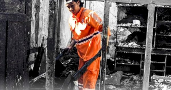 Satgas Kebersihan Kecamatan Mamajang Gotong Royong Bersihkan Sisa Puing Kebakaran di Jalan Badak