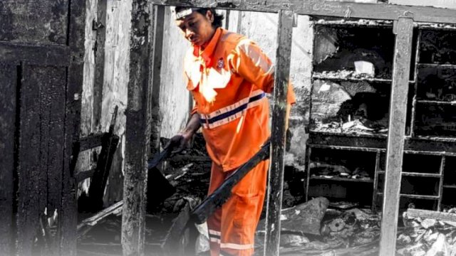Satgas Kebersihan Kecamatan Mamajang Gotong Royong Bersihkan Sisa Puing Kebakaran di Jalan Badak