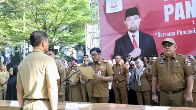 Pj Sekretaris Daerah Kota Makassar, Firman Hamid Pagarra, memimpin pembacaan ikrar netralitas Aparatur Sipil Negara (ASN) lingkup Pemerintah Kota Makassar dalam Pemilihan Kepala Daerah 2024, yang digelar di halaman Balaikota Makassar pada Selasa (01/10/2024).