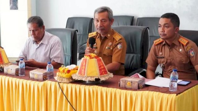 Camat Wajo Gelar Rapat Koordinasi dengan Petugas Kebersihan Bahas Absensi dan Kinerja
