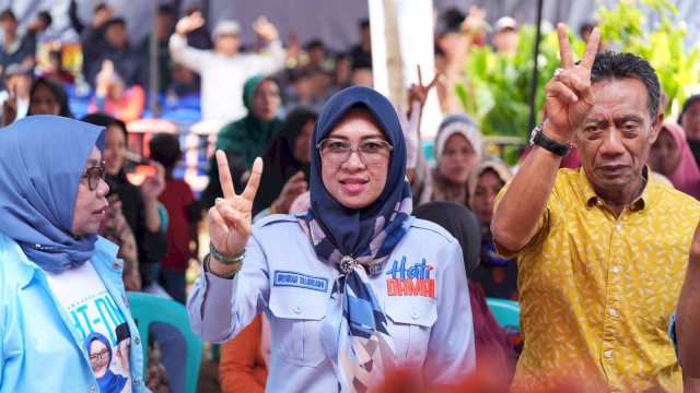 Khaeril Muin Baju Kuning Bersama Husniah Talenrang dan Mantan Sekda Gowa, Kamsina