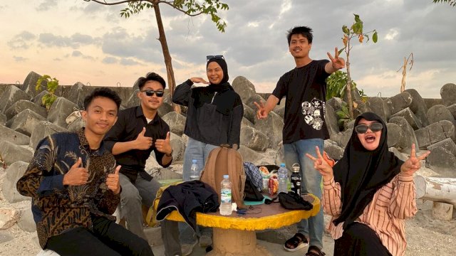 Rudi Salam kaos hitam sebelah kanan saat berfoto bersama sahabatnya. (Foto: Gita/HN)