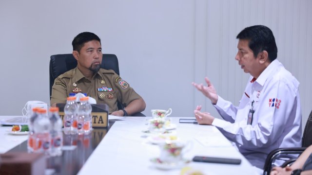 Pjs Wali Kota Makassar Andi Arwin Azis menerima audiensi dari Kepala OJK Sulselbar, Darwisman, di Kantor Balaikota, Senin (07/10/2024).
