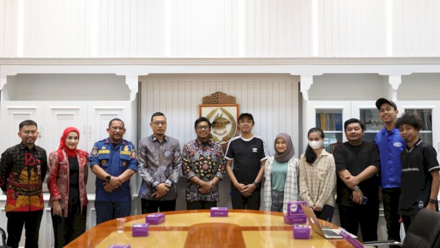 Pj Sekretaris Daerah Kota Makassar, Firman Hamid Pagarra, menerima audiensi dari perwakilan komunitas Vespa Lingu di ruang rapat Sekda Balaikota, Kamis (3/10/2024).