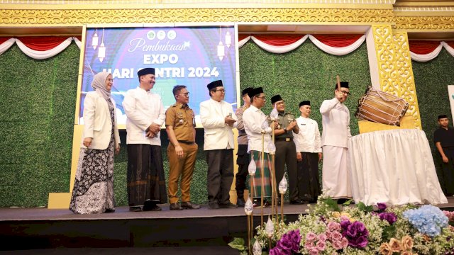 Pj Sekda Makassar, Irwan Adnan, bersama Sekprov Sulsel, Jufri Rahman, membuka secara resmi Expo Hari Santri Nasional 2024 di Gedung Islamic Center IMMIM, Selasa (22/10/2024).