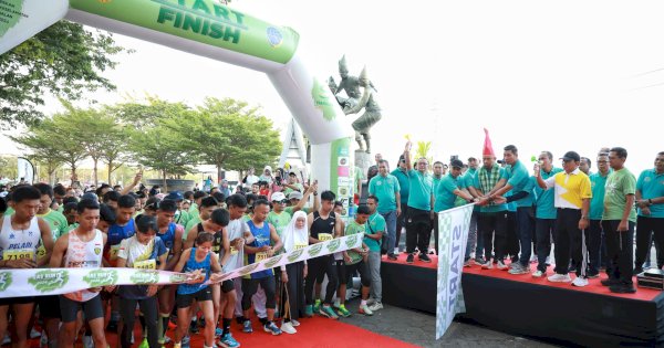 Pjs Wali Kota Makassar Lepas GAS RUN pada Pekan Keselamatan Jalan 2024 di Anjungan Pantai Losari