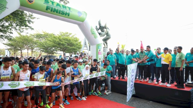 Pjs Wali Kota Makassar, Andi Arwin Azis, melepas peserta GAS RUN dalam rangka Pekan Keselamatan Jalan 2024 di Anjungan Pantai Losari, Minggu (13/10/2024).