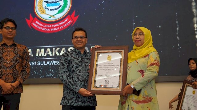 Plt. Kepala Dinas Kominfo Makassar, Ismawaty Nur, menerima penghargaan sebagai salah satu dari 10 Pemerintah Daerah Terbaik dalam GM-DTGI 2024 dari Wakil Menteri Kominfo Republik Indonesia, Nezar Patria di Auditorium Sukadji, FEB UGM, Yogyakarta, Jumat (11/10/2024).