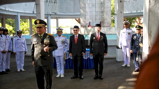 Pjs Wali Kota Makassar, Andi Arwin Azis, menghadiri upacara Ziarah Nasional di Taman Makam Pahlawan Panaikang, Makassar, Jumat (04/10/2024).