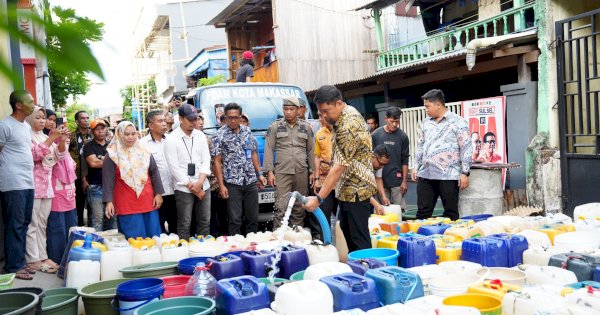 Bersama PDAM, Arwin Salurkan 2 Tangki Air Bersih di Kecamatan Tallo