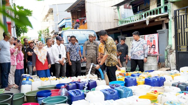 Bersama PDAM, Arwin Salurkan 2 Tangki Air Bersih di Kecamatan Tallo