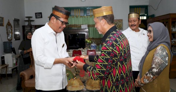 Sebagai Simbol Pejuang Putra Daerah Pinrang, Kedatuan Sawitto Beri Azhar Arsyad Pin dan Keris