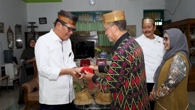 Sebagai Simbol Pejuang Putra Daerah Pinrang, Kedatuan Sawitto Beri Azhar Arsyad Pin dan Keris
