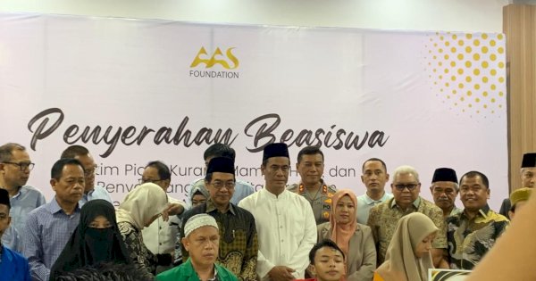 Amran Tak Kuasa Tahan Air Mata Saat Bagikan Beasiswa, Ingat Perjuangannya Hingga Seperti Sekarang
