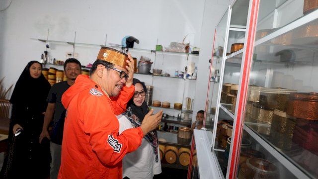 Azhar Arsyad didampingi istri mampir membeli songkok Recca'. Dok Tim