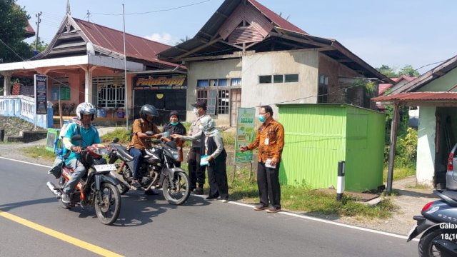 Dalam Rangka Hari Jadi Sulsel ke-355 Dinkes Sinjai Bagi Ribuan Masker