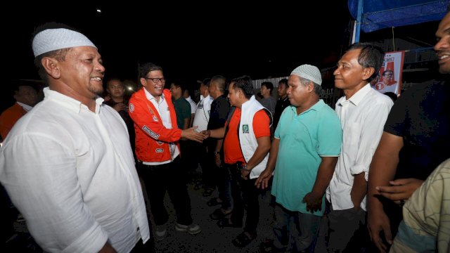 Tokoh masyarakat Palopo, Hamka Pasau (putih) menyambut Azhar Arsyad di kediamannya, Sabtu (19/10). 