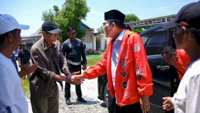 Azhar Arsyad disambut tokoh masyarakat di Desa Benteng, Lutra, Senin (21/10) sore. 
