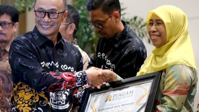 Pemkot Makassar Raih Penghargaan Pembangunan Statistik Sektoral
