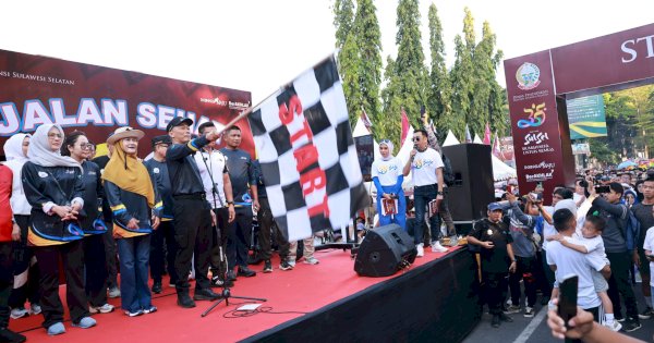 Pjs Wali Kota Makassar Andi Arwin Azis Meriahkan Jalan Sehat HUT Sulsel ke-355 di Monumen Mandala