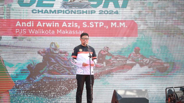 Pjs. Wali Kota Makassar, Andi Arwin Azis, memberikan sambutan resmi dalam pembukaan Makassar International Jetski Championship 2024 di Pantai Biru, Jalan Metro Tanjung Bunga, Sabtu (12/10/2024).
