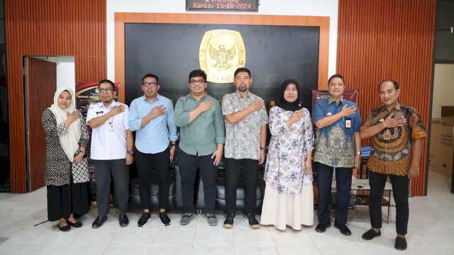 Pjs Wali Kota Makassar, Andi Arwin Azis, bersama seluruh jajaran KPU, berpose bersama setelah melakukan pertemuan untuk meninjau kesiapan Pemilihan Kepala Daerah (Pilkada) 2024, Kamis (10/10/2024).