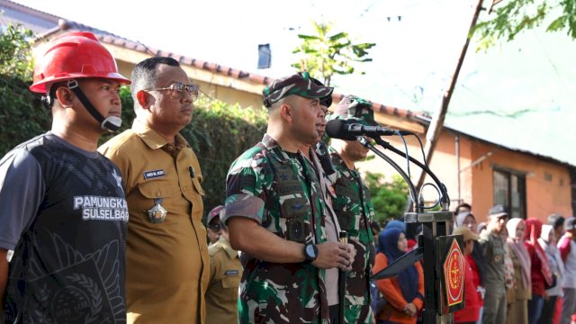 Kepala Staf Kodim 1408 Makassar, Letkol Kadir Tangdiesak, memimpin kegiatan Karya Bakti bersama jajaran TNI, Pemkot Makassar, dan masyarakat di Jl. Andi Djemma, Selasa (08/10/2024).
