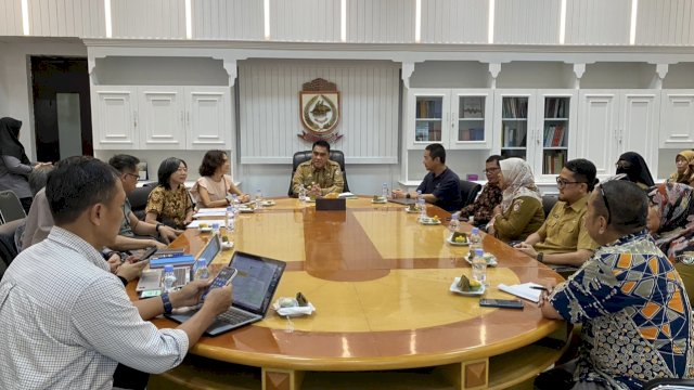 Asisten III Bidang Administrasi Umum Pemkot Makassar, Andi Irwan Bangsawan, menerima kunjungan Tim Ahli Net Zero Carbon Community di Balai Kota Makassar, Selasa (08/10/2024).
