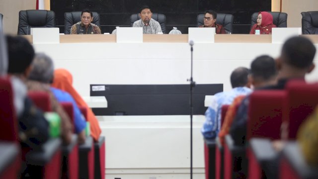 Pjs Wali Kota Makassar, Andi Arwin Azis, memimpin rapat koordinasi (Rakor) lingkup Pemerintah Kota Makassar yang dihadiri oleh seluruh Kepala OPD, camat, dan lurah se-Kota Makassar, di Ruang Sipakatau Balai Kota Makassar, Kamis (10/10/2024).