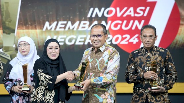 Wali Kota Makassar, Moh. Ramdhan "Danny" Pomanto, menerima penghargaan Inovasi Membangun Negeri 2024 dari TVOne di Rusuna Epicentrum Studio TVOne, Jakarta Selatan, Jumat (20/9/2024).