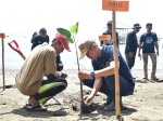 Pj Bupati Sinjai Pimpin Penanaman Mangrove di Pantai Hubat untuk Lindungi Pesisir