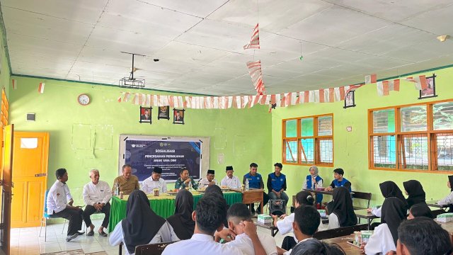 Mahasiswa Magang Mandiri Ilmu Administrasi Negara Unismuh Makassar bersama penyuluh dari Kantor Urusan Agama (KUA) Kecamatan Tamalate menggelar sosialisasi mengenai pernikahan dini di aula SMK YPLP 1 PGRI Makassar, Senin (01/10/2024).