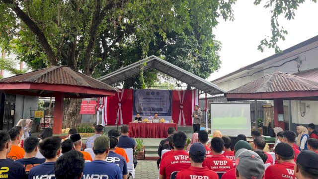 Kombes Pol. Dr. Agustinus Sollu, S.H., S.S., M.Si, dari Badan Narkotika Nasional (BNN), terlihat serius saat menyampaikan materi dalam acara sosialisasi dan edukasi P4GN di Lapas Kelas I Makassar, Jumat (11/10/2024).