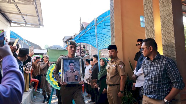 Pjs Wali Kota Makassar, Andi Arwin Azis, memimpin upacara pelepasan jenazah Kepala UPTD Perlindungan Perempuan dan Anak (PPA) Makassar, Muslimin Hasbullah, Minggu (13/10/2024). 