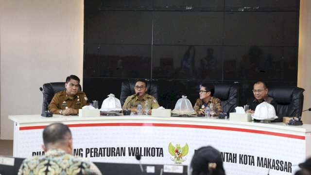 Pj Sekda Kota Makassar, Irwan Rusfiady Adnan, menerima Plt Sekda Kabupaten Bolaang Mongondow, Ramlah Mokodongan, bersama jajaran kepala OPD Bolaang Mongondow dalam kunjungan kerja di Ruang Sipakatau, Balai Kota Makassar, Selasa (29/10/2024).
