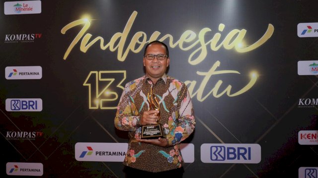 Wali Kota Makassar, Moh. Ramdhan Pomanto, menerima penghargaan Kota Terbaik dalam Pelayanan dan Keterbukaan Informasi Publik dari Kompas TV di The Tribata Hotel, Jakarta, Rabu (11/09/2024). 