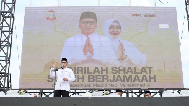 Wali Kota Makassar Moh. Ramdhan Pomanto memberikan sambutan di hadapan jemaah Salat Subuh Berjamaah di Anjungan City of Makassar, Minggu (22/09/2024). 