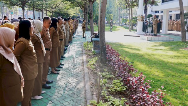 Pj Wali Kota Makassar, Andi Arwin Azis, memimpin apel pagi di Kantor Balaikota Makassar bersama seluruh jajaran Organisasi Perangkat Daerah (OPD), Senin (07/10/2024).