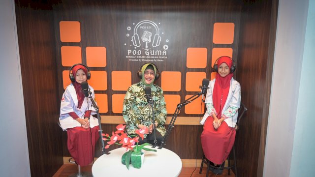 Ketua TP PKK Kota Makassar, Indira Yusuf Ismail, bersama dengan host cilik Nina dan Maycan, berfoto bersama usai sesi rekaman Podcast SD Unggulan BTN Pemda, Kamis (19/09/2024).