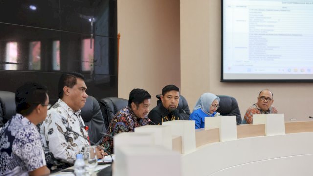 Pjs Wali Kota Makassar, Andi Arwin Azis, memimpin Rapat Koordinasi terkait pelaksanaan program Sabtu Bersih di Kantor Balaikota Makassar, Kamis (03/10/2024).