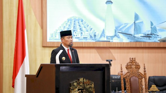 Pjs Wali Kota Makassar, Andi Arwin Azis memberikan sambutan pada Rapat Paripurna Pembentukan Fraksi-Fraksi dan Penetapan Calon Pimpinan DPRD Makassar Masa Jabatan Tahun Sidang 2024-2029, Kamis (03/10/2024).
