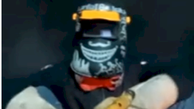 Apil Armi saat mulai aktivitasnya sebagai welder di malam hari. (Foto: Medsos)