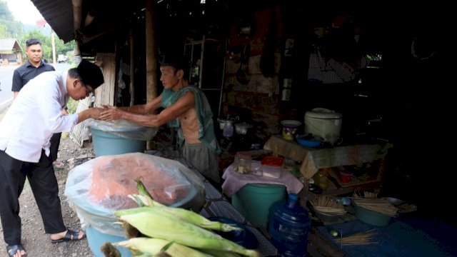 Kala Azhar Arsyad Terkesima Spanduknya Terpasang Rapi di Penjual Jagung