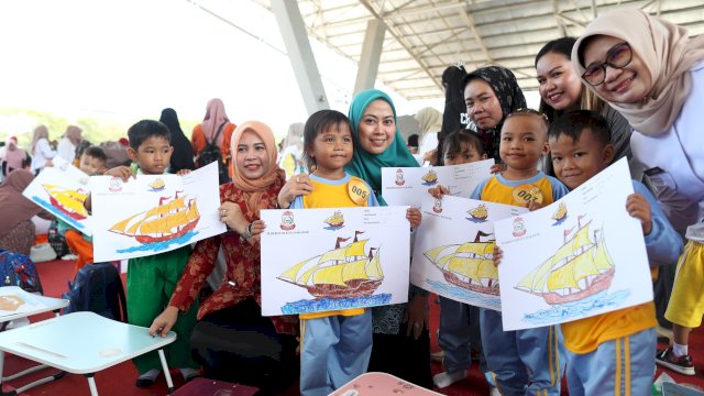Pjs TP PKK Kota Makassar, Andi Tenri Anna, berfoto bersama dengan para peserta Gerakan Gemar Makan Telur dan Lomba Mewarnai di Lapangan Karebosi, Rabu (09/10/2024).