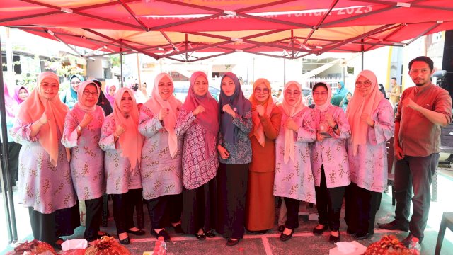 Foto bersama Pj Ketua TP PKK Kota Makassar, Andi Tenri Anna, bersama para kader Posyandu Flamboyan XI usai kegiatan pembinaan di Kelurahan Buntusu, Kecamatan Tamalanrea, Selasa (08/10/2024).