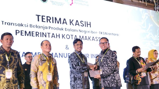 Pj Sekretaris Daerah Kota Makassar, Firman Hamid Pagarra, menerima penghargaan dari Kepala Pusat P3DN Kementerian Perindustrian, Heru Kustanto, sebagai apresiasi atas kontribusi Kota Makassar dalam mendukung penggunaan produk lokal ber-TKDN, di West Grand Indonesia, Jakarta Pusat, Rabu (09/10/2024). 